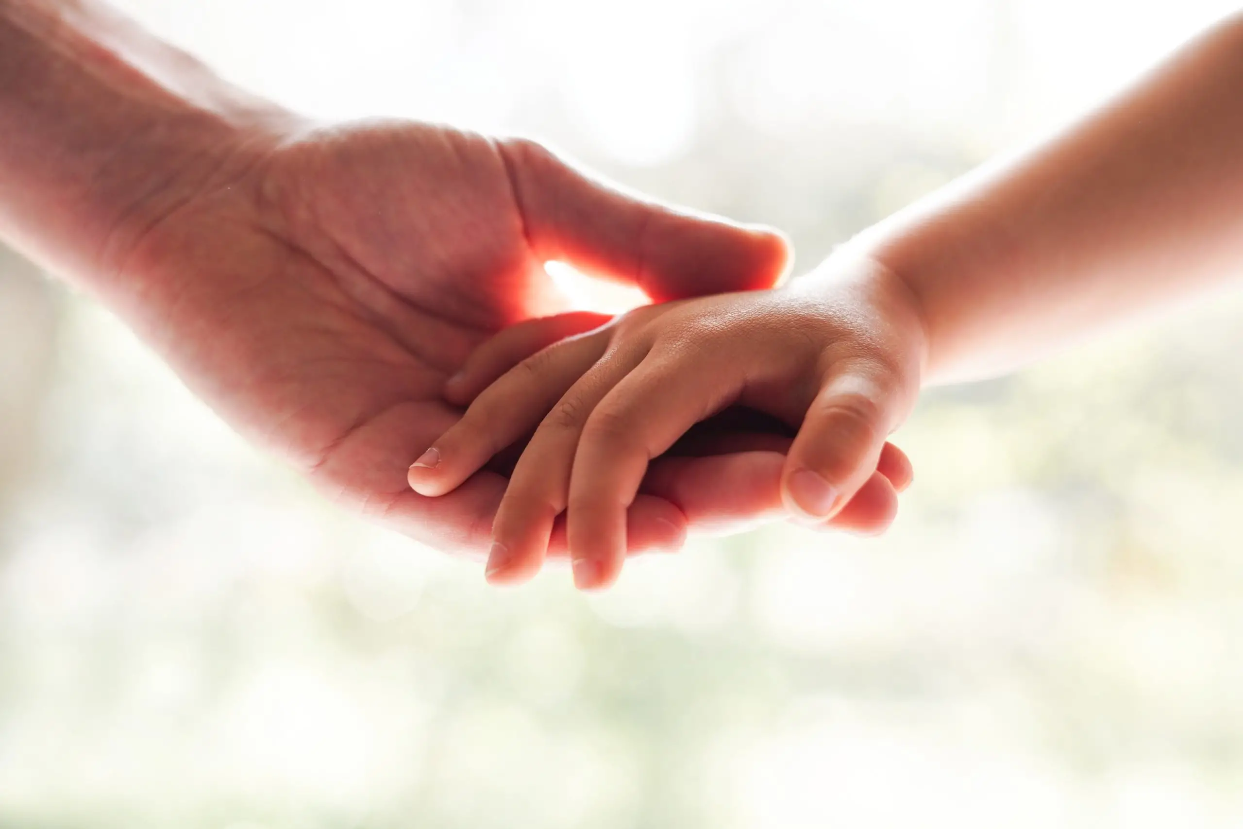 Niña andando en el desierto